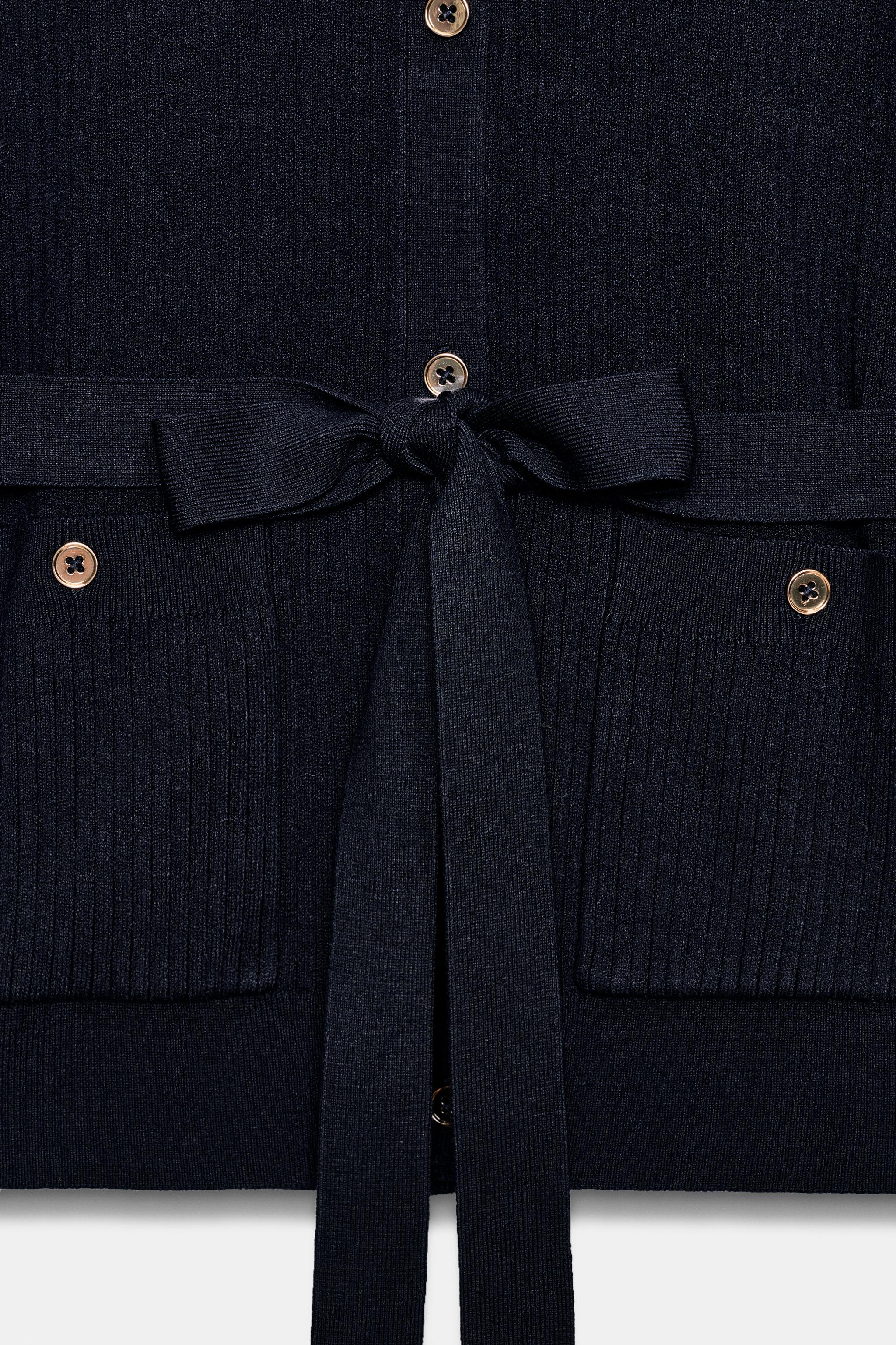 GILET EN MAILLE CÔTELÉE AVEC CEINTURE